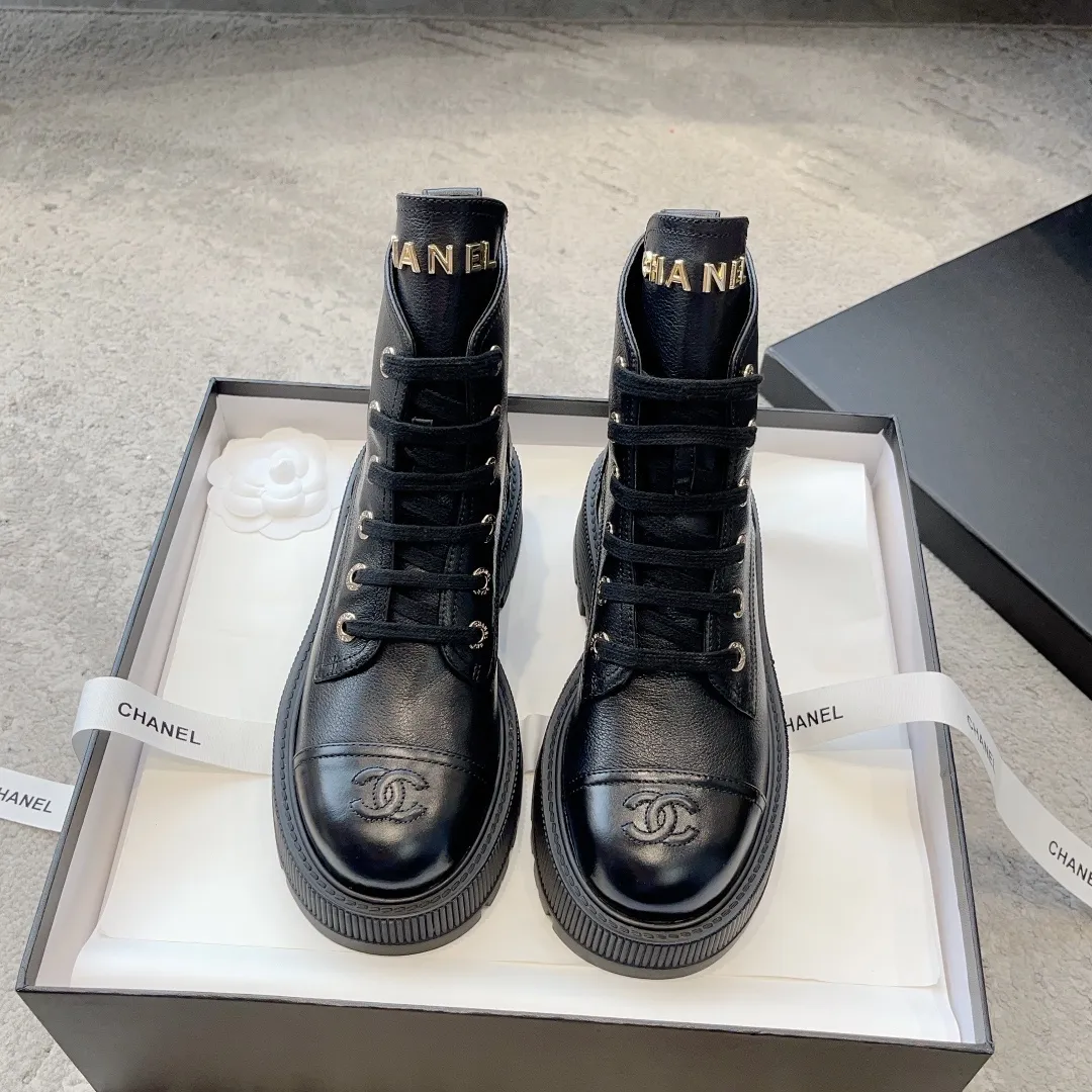 👟👟Ex-factory price 560☀️☀️Women’s shoe factory Chanel23b Xiaoxiang new autumn and winter thick-soled Martin boots! I really love this style. It’s irresistibly luxurious and gorgeous. It’s a must-have for girls. The instep strap design is easy to put on and take off. ▪Pebbled cowhide upper ▪Sheep leather lining ▪Heel height 5cm ▪Original molded combined outsole ▪Size: 35-40 (customized for 40)